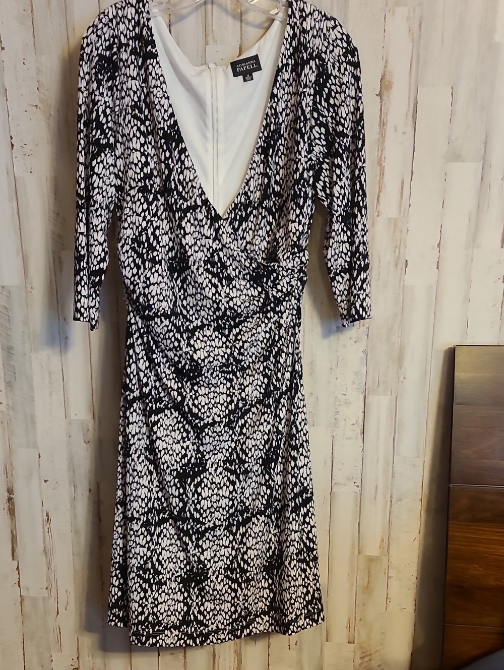 Adrianna Papell Black & White Printed V-Neck Long Sleeve Dress